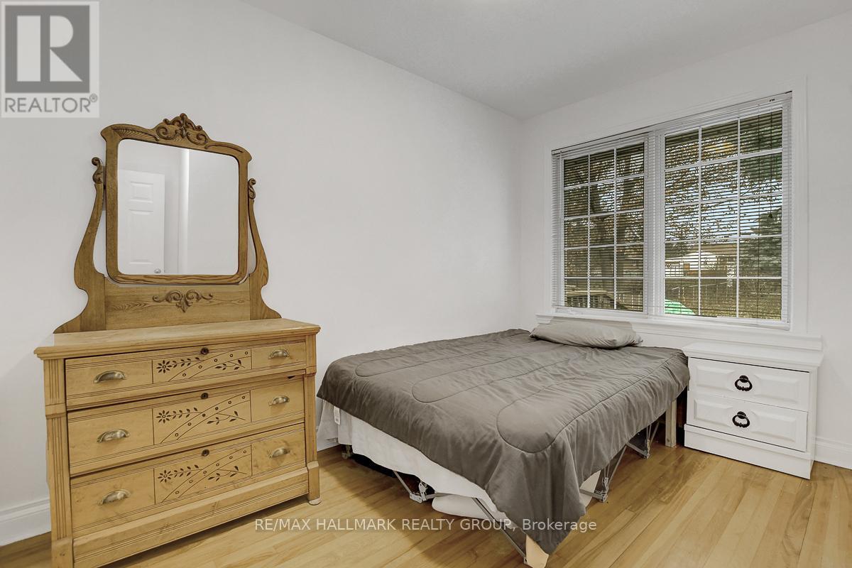 13 Dunham Street, Ottawa, ON - Indoor Photo Showing Bedroom