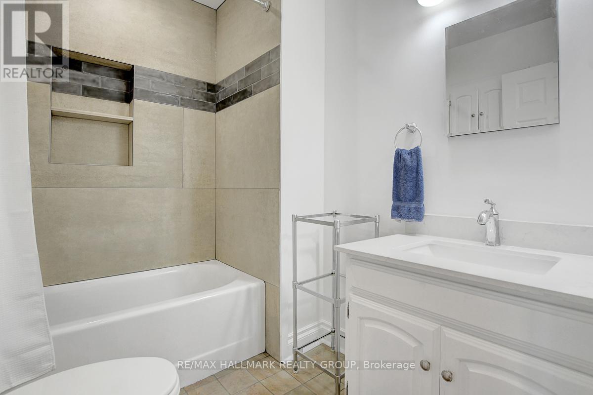 13 Dunham Street, Ottawa, ON - Indoor Photo Showing Bathroom
