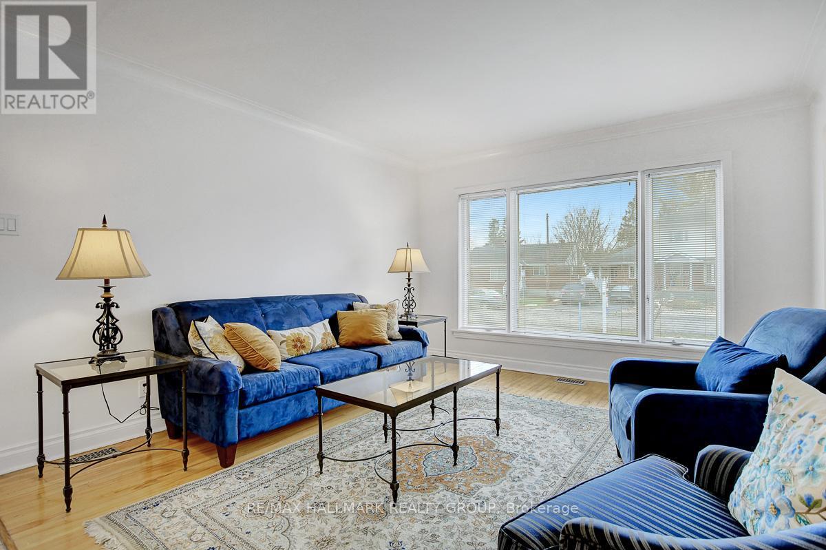 13 Dunham Street, Ottawa, ON - Indoor Photo Showing Living Room