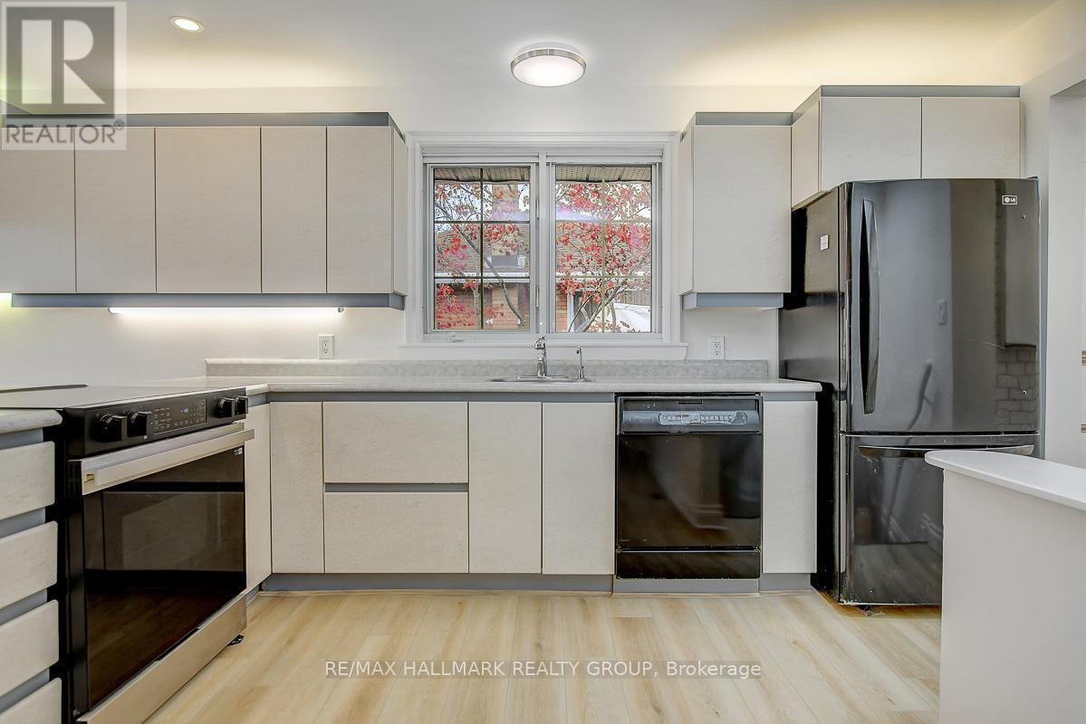 13 Dunham Street, Ottawa, ON - Indoor Photo Showing Kitchen With Upgraded Kitchen