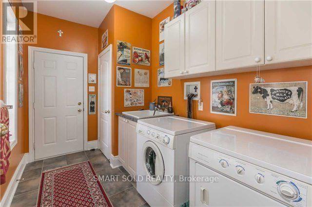 704 Foxcroft Boulevard, Newmarket, ON - Indoor Photo Showing Laundry Room