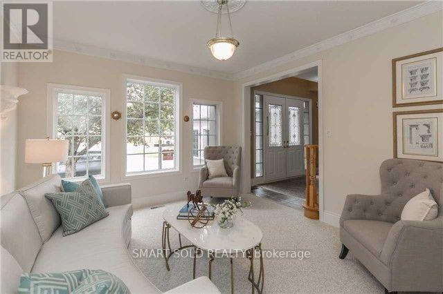 704 Foxcroft Boulevard, Newmarket, ON - Indoor Photo Showing Living Room