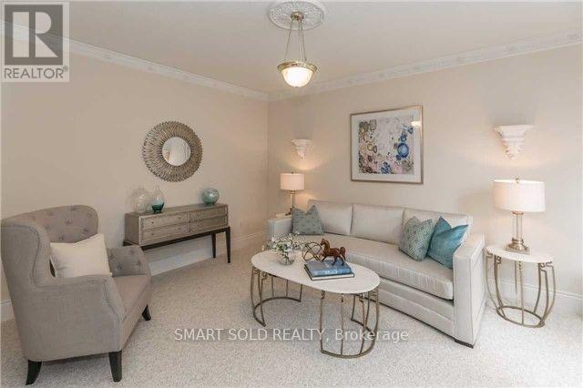 704 Foxcroft Boulevard, Newmarket, ON - Indoor Photo Showing Living Room