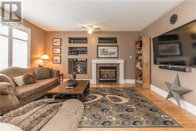 704 Foxcroft Boulevard, Newmarket, ON - Indoor Photo Showing Living Room With Fireplace