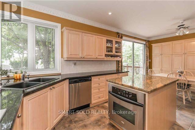 704 Foxcroft Boulevard, Newmarket, ON - Indoor Photo Showing Kitchen With Double Sink