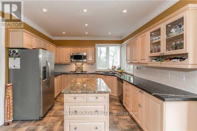 704 Foxcroft Boulevard, Newmarket, ON - Indoor Photo Showing Kitchen