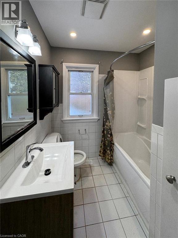 1588 Hansuld Street, London, ON - Indoor Photo Showing Bathroom