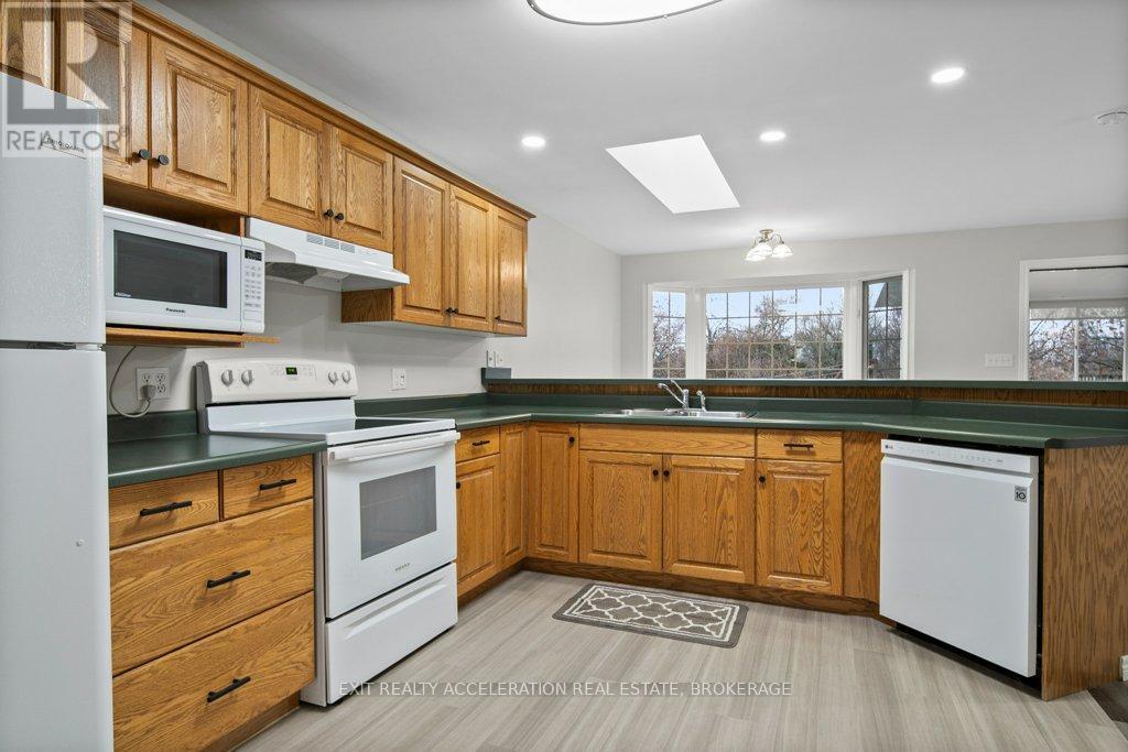 109 Beverly Street, Greater Napanee (Greater Napanee), ON - Indoor Photo Showing Kitchen With Double Sink