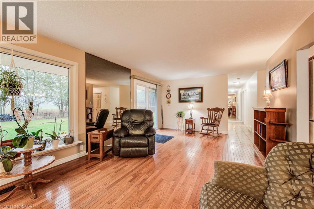 1939 Maplewood Road, St. Clements, ON - Indoor Photo Showing Living Room