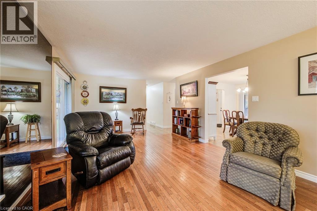1939 Maplewood Road, St. Clements, ON - Indoor Photo Showing Living Room