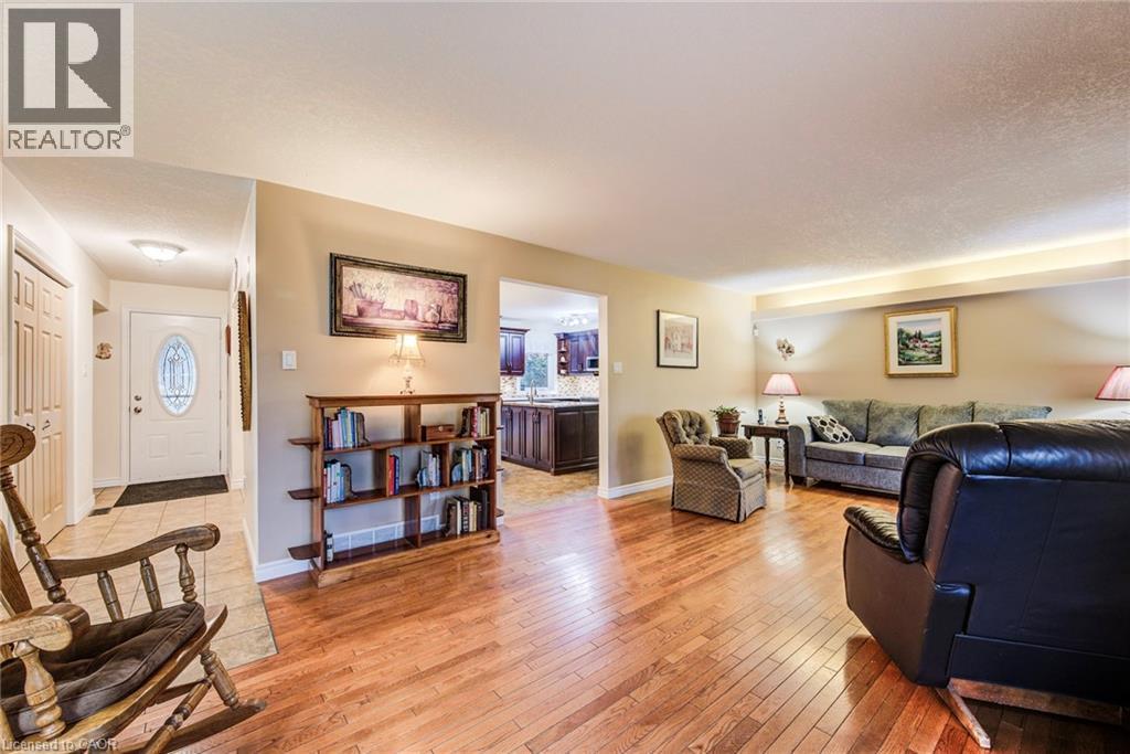 1939 Maplewood Road, St. Clements, ON - Indoor Photo Showing Living Room