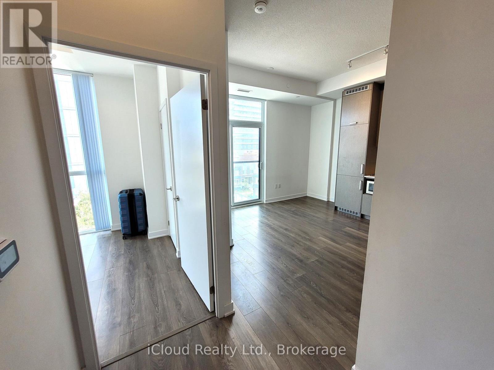503 - 10 Honeycrisp Crescent, Vaughan, ON - Indoor Photo Showing Other Room