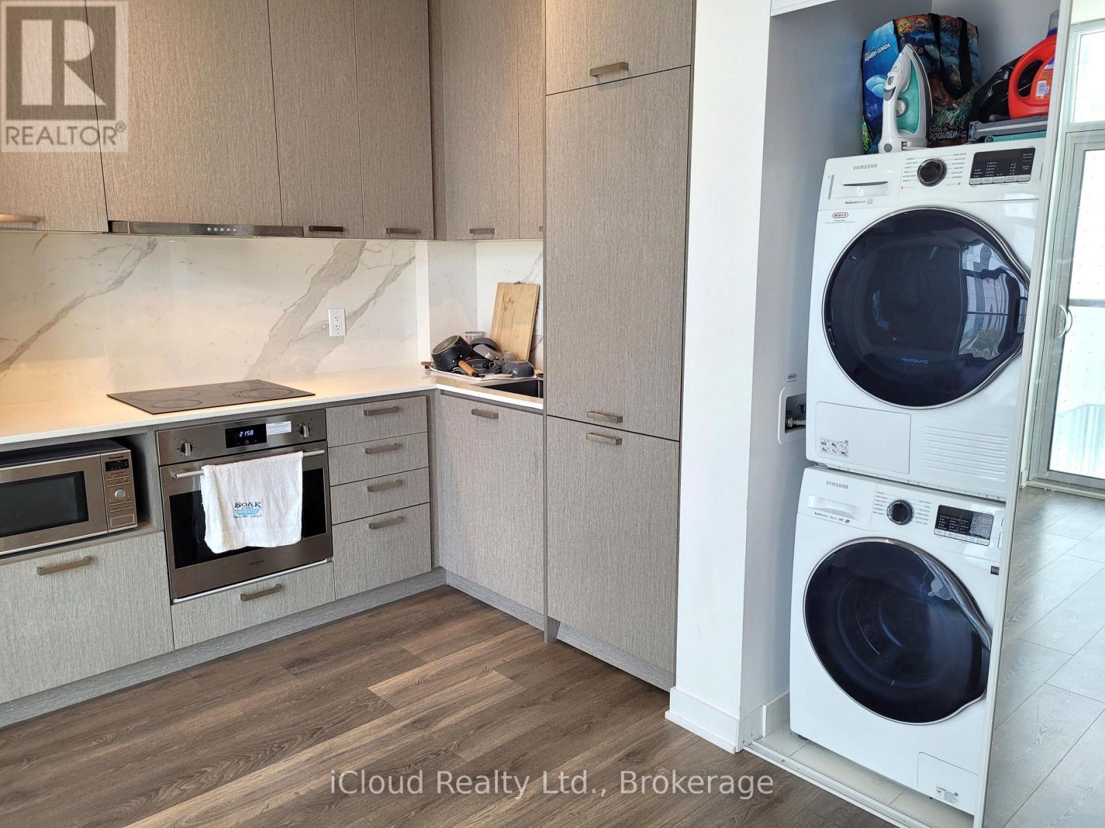 503 - 10 Honeycrisp Crescent, Vaughan, ON - Indoor Photo Showing Laundry Room