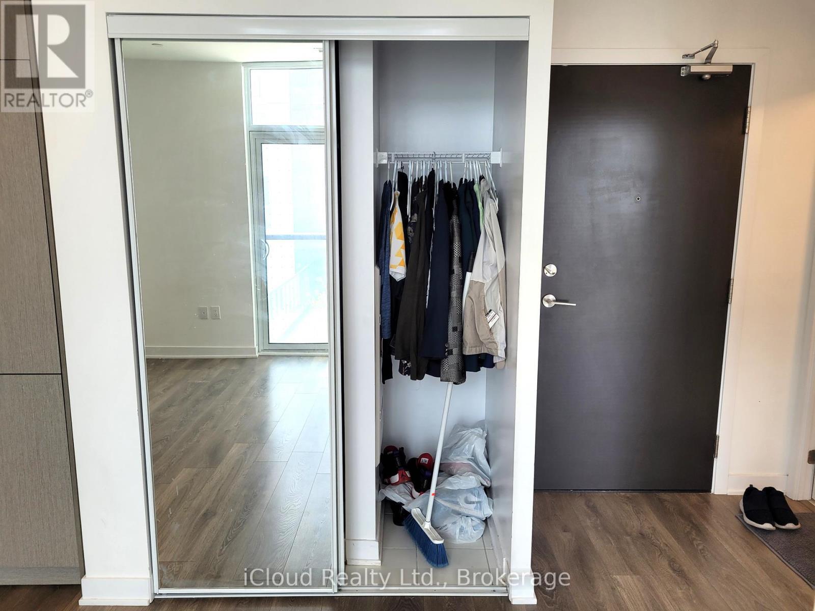 503 - 10 Honeycrisp Crescent, Vaughan, ON - Indoor Photo Showing Other Room
