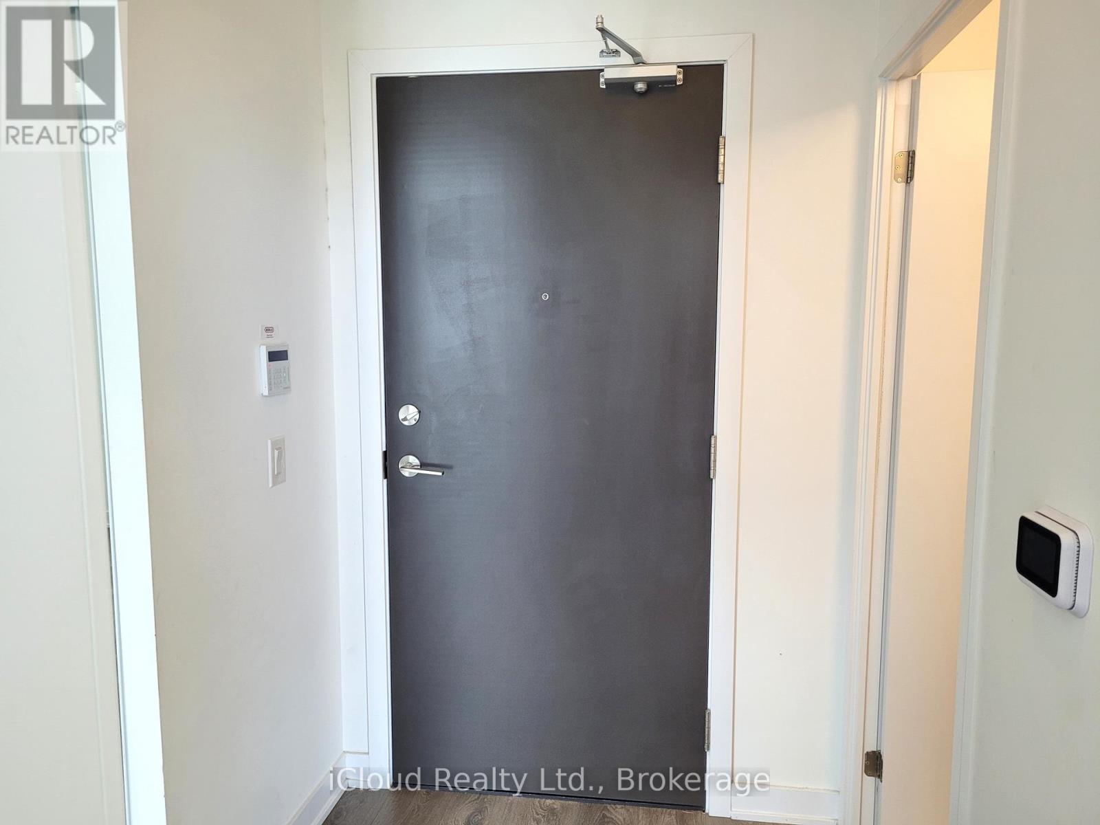 503 - 10 Honeycrisp Crescent, Vaughan, ON - Indoor Photo Showing Other Room