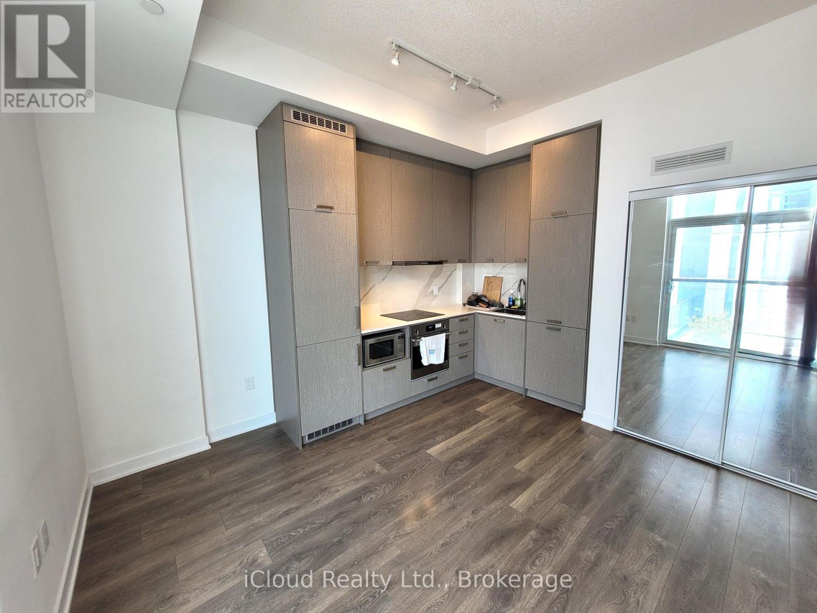 503 - 10 Honeycrisp Crescent, Vaughan, ON - Indoor