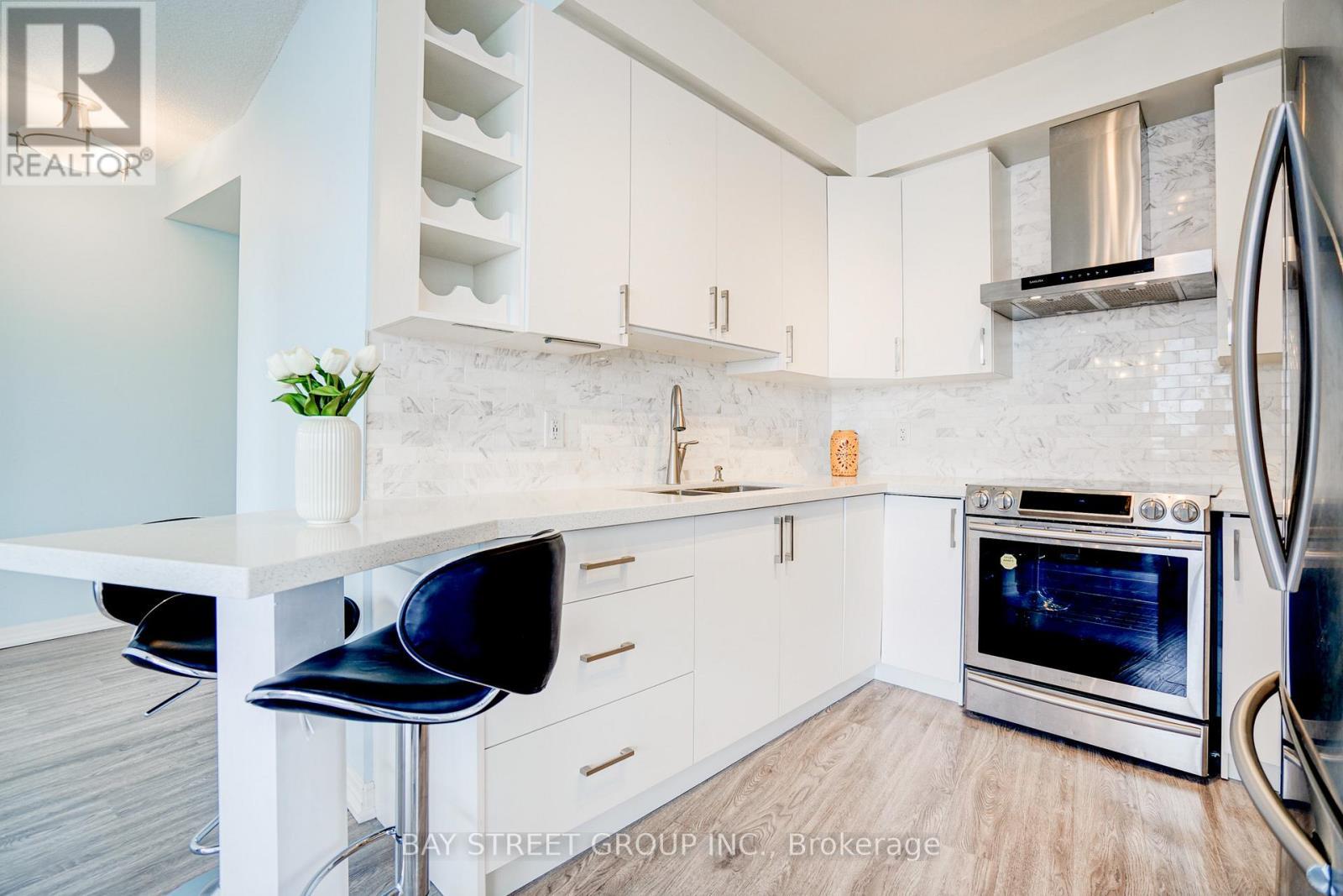 2602 - 223 Webb Drive, Mississauga, ON - Indoor Photo Showing Kitchen