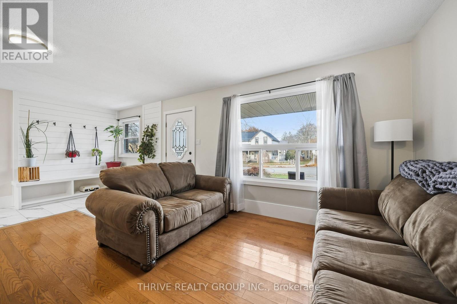 42 South Street W, Aylmer, ON - Indoor Photo Showing Living Room
