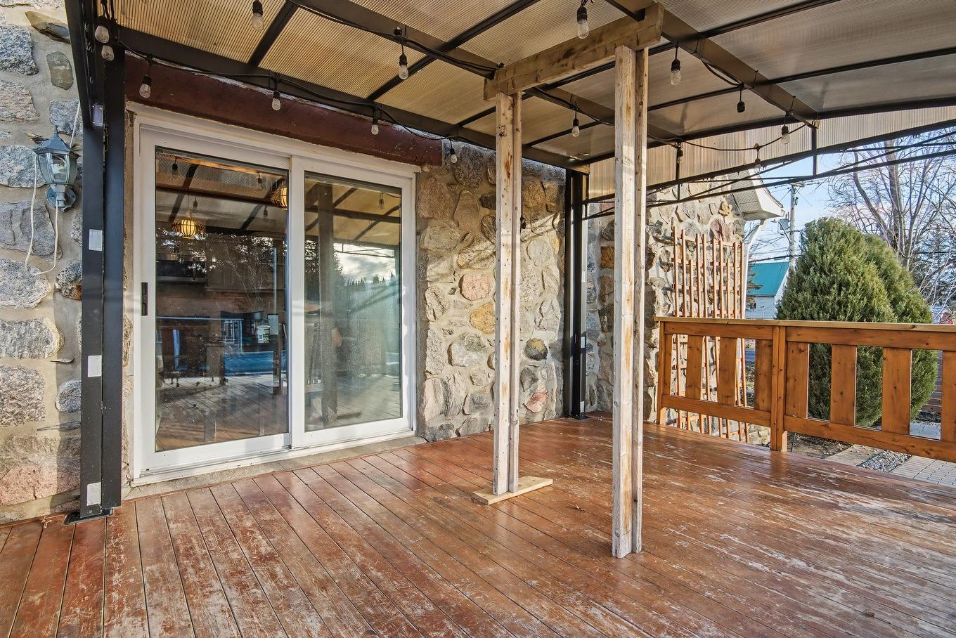 Terrasse - 480 Rue Brisebois, Saint-Jean-Sur-Richelieu, QC - With Exterior