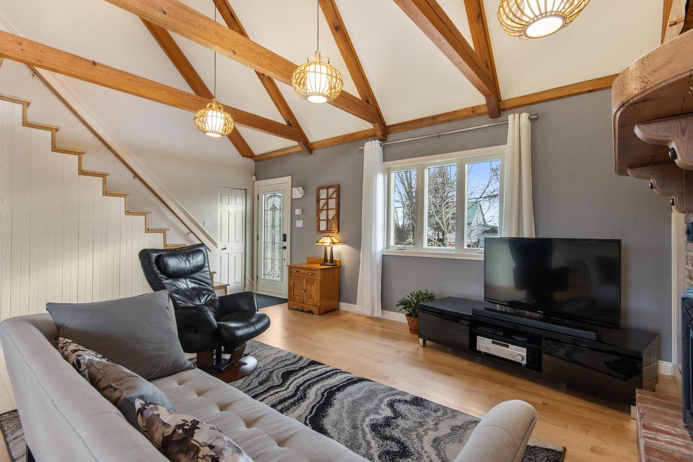 Salon - 480 Rue Brisebois, Saint-Jean-Sur-Richelieu, QC - Indoor