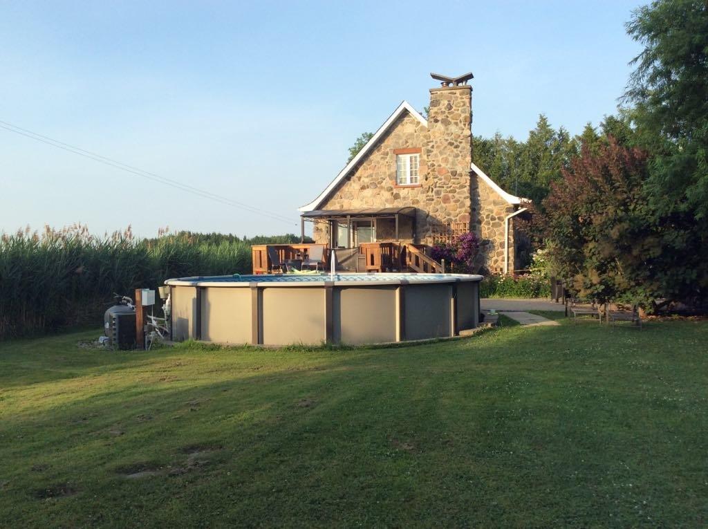 Vue d'ensemble - 480 Rue Brisebois, Saint-Jean-Sur-Richelieu, QC - Outdoor With Above Ground Pool