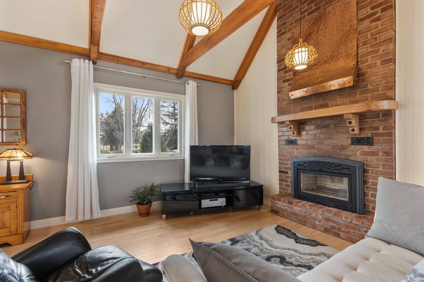 Salon - 480 Rue Brisebois, Saint-Jean-Sur-Richelieu, QC - Indoor Photo Showing Living Room With Fireplace