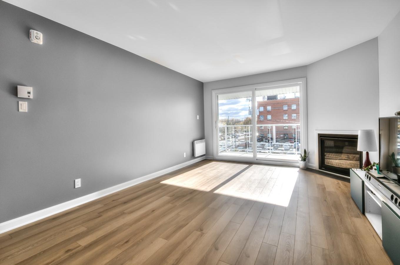 Salon - 304-2420 Rue Henriette-Céré, Longueuil (Saint-Hubert), QC