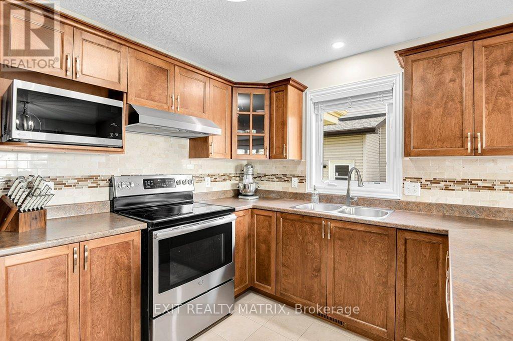 582 Emerald Street, Clarence-Rockland, ON - Indoor Photo Showing Kitchen With Double Sink