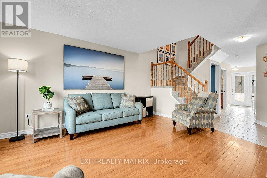 582 Emerald Street, Clarence-Rockland, ON - Indoor Photo Showing Living Room