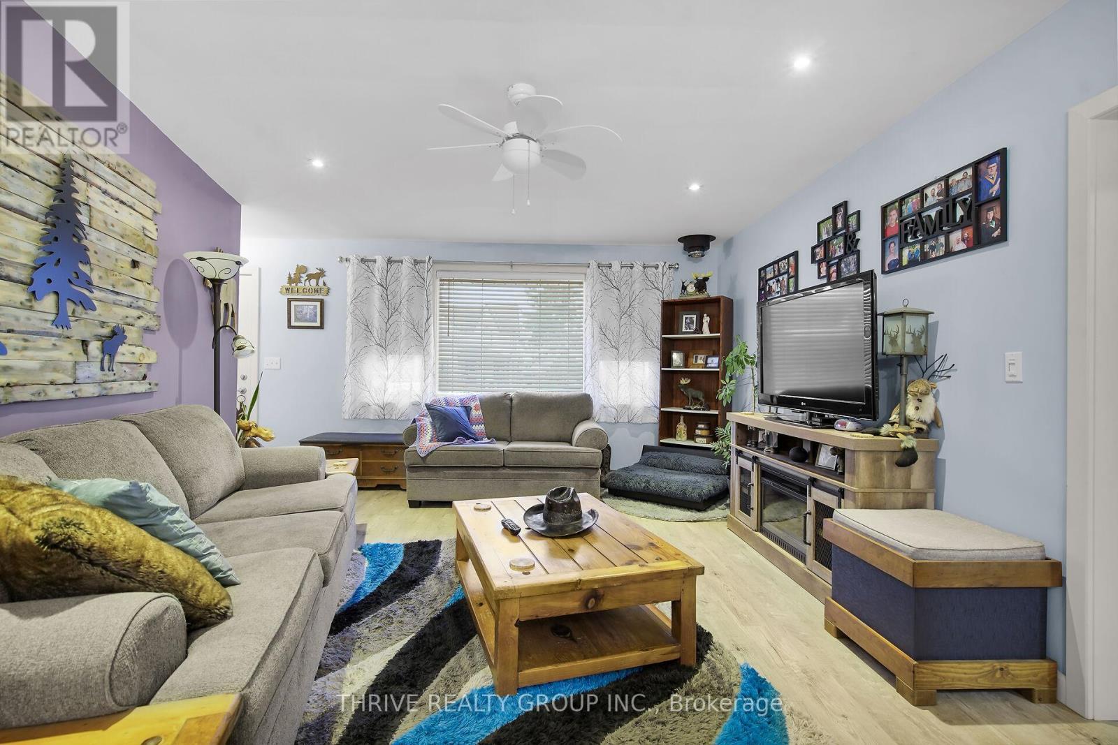 136 Victoria Street, Southwest Middlesex (Glencoe), ON - Indoor Photo Showing Living Room