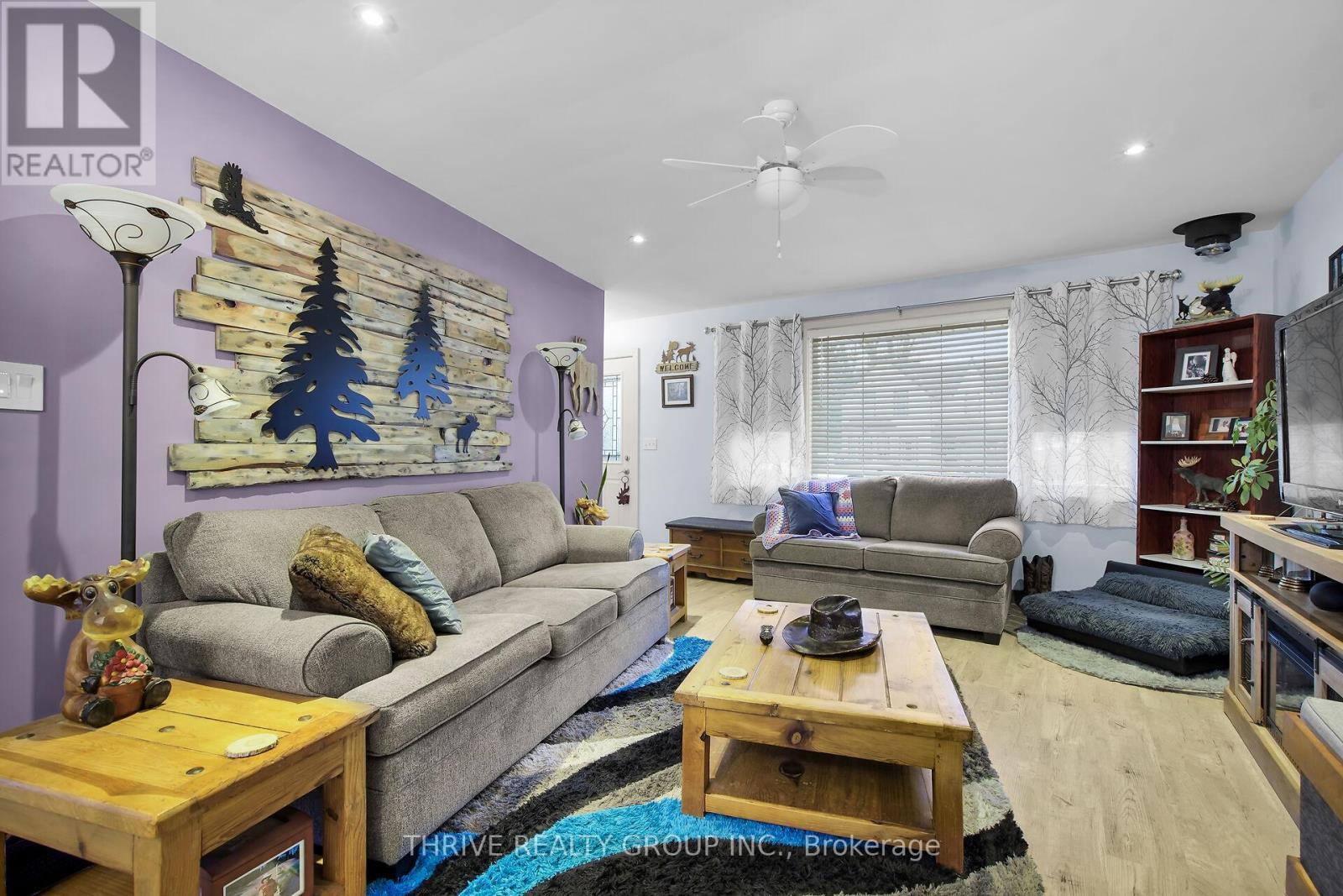 136 Victoria Street, Southwest Middlesex (Glencoe), ON - Indoor Photo Showing Living Room