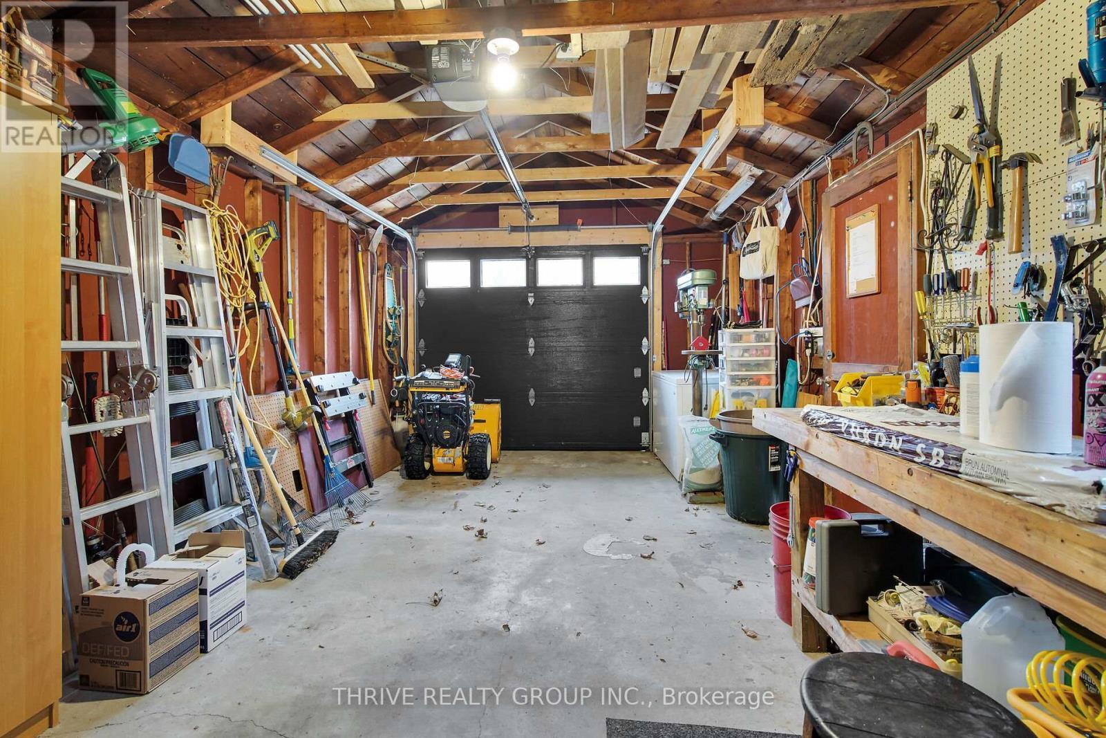 136 Victoria Street, Southwest Middlesex (Glencoe), ON - Indoor Photo Showing Garage