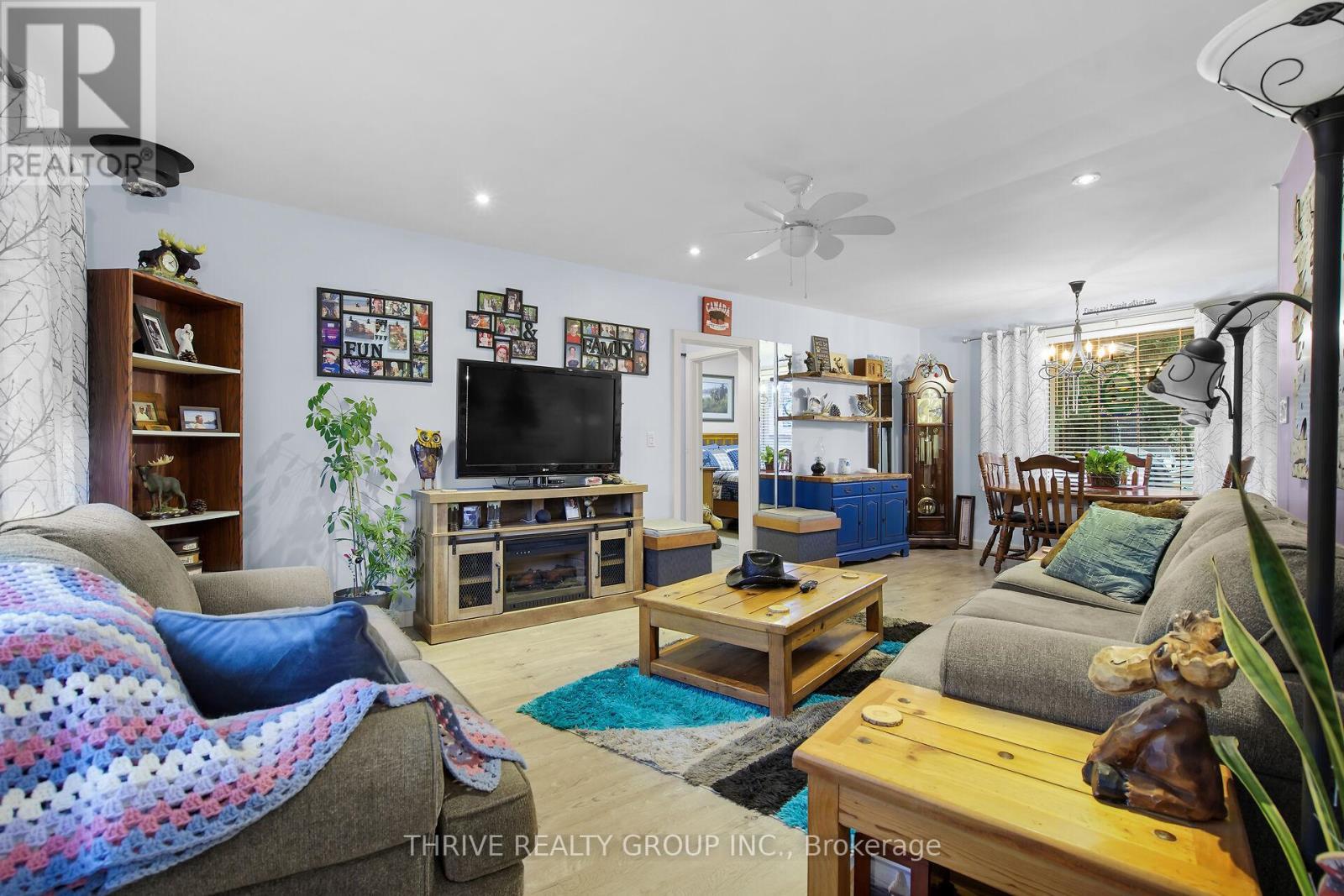 136 Victoria Street, Southwest Middlesex (Glencoe), ON - Indoor Photo Showing Living Room