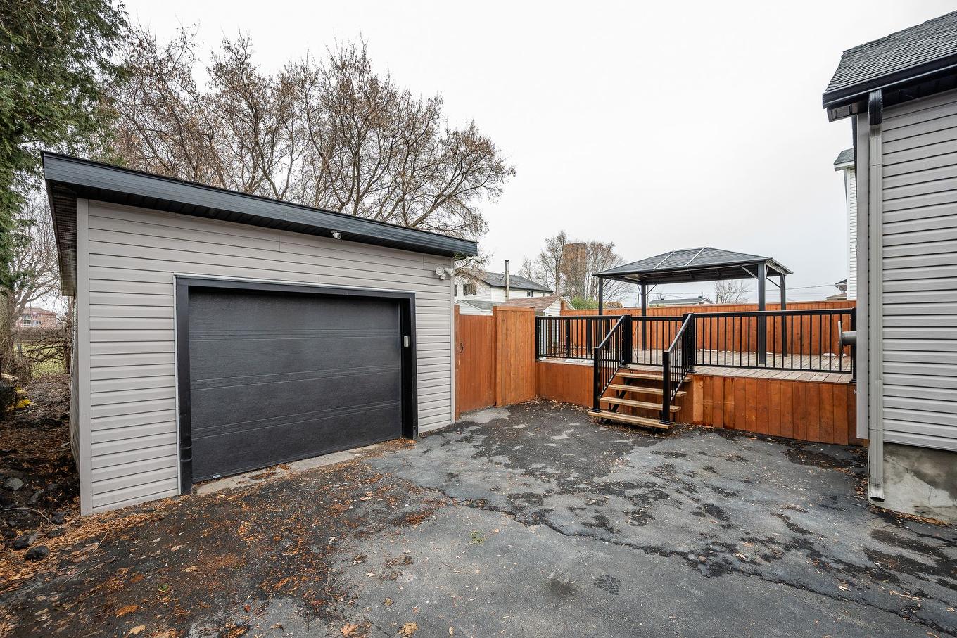 Garage - 922 Rue St-Jacques, Saint-Jean-Sur-Richelieu, QC - Outdoor