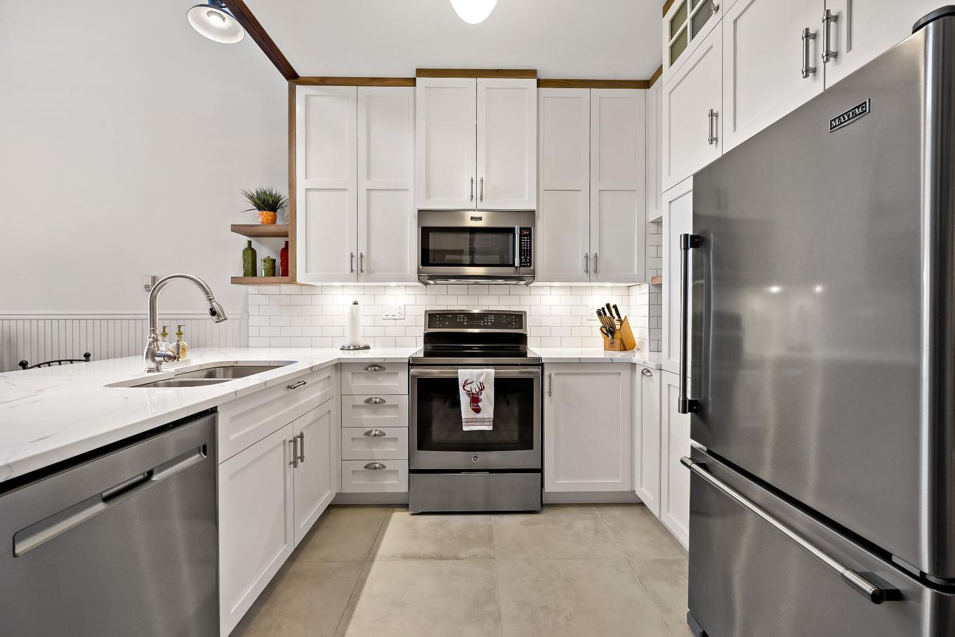 Kitchen - 4-122 Ch. Des Quatre-Sommets, Mont-Tremblant, QC - Indoor Photo Showing Kitchen With Double Sink