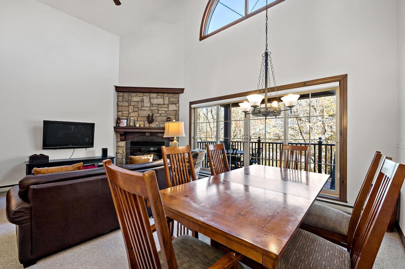 Dining room - 4-122 Ch. Des Quatre-Sommets, Mont-Tremblant, QC - Indoor Photo Showing Dining Room With Fireplace