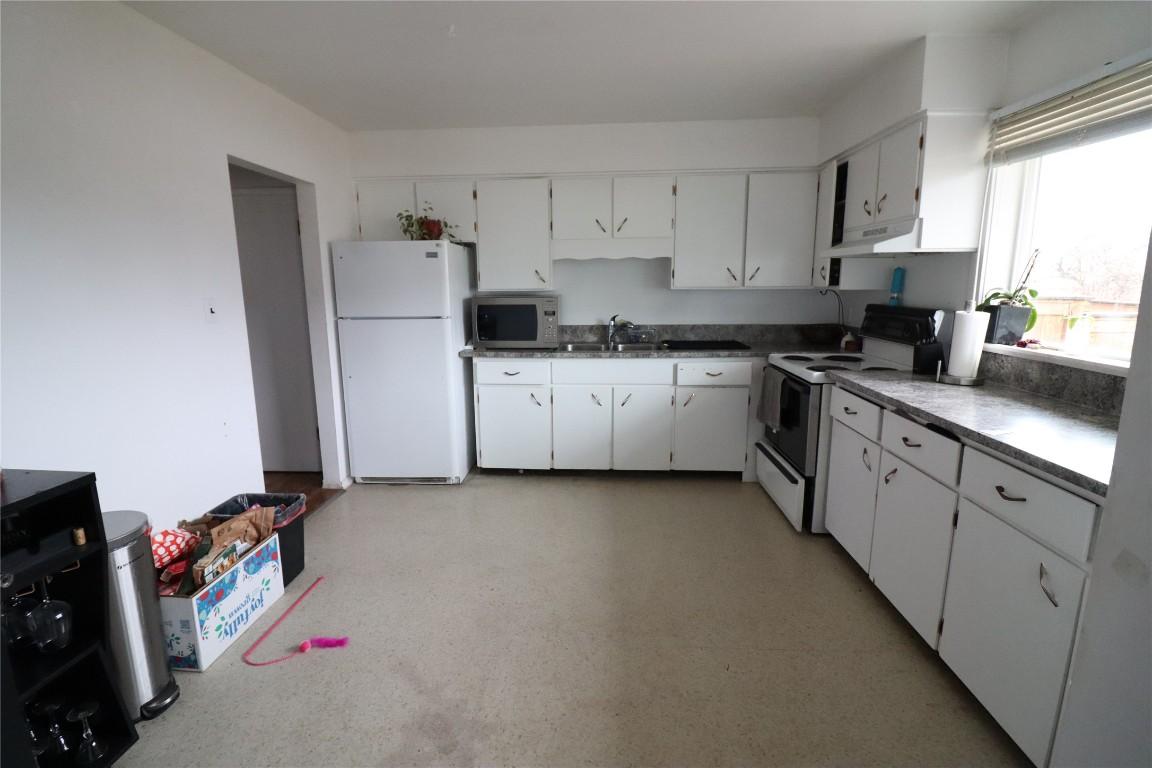 158/160 Vicars Road, Kamloops, BC - Indoor Photo Showing Kitchen