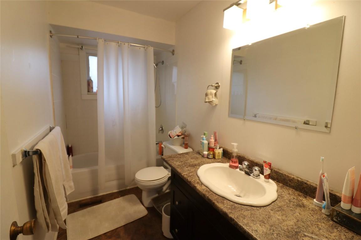 158/160 Vicars Road, Kamloops, BC - Indoor Photo Showing Bathroom