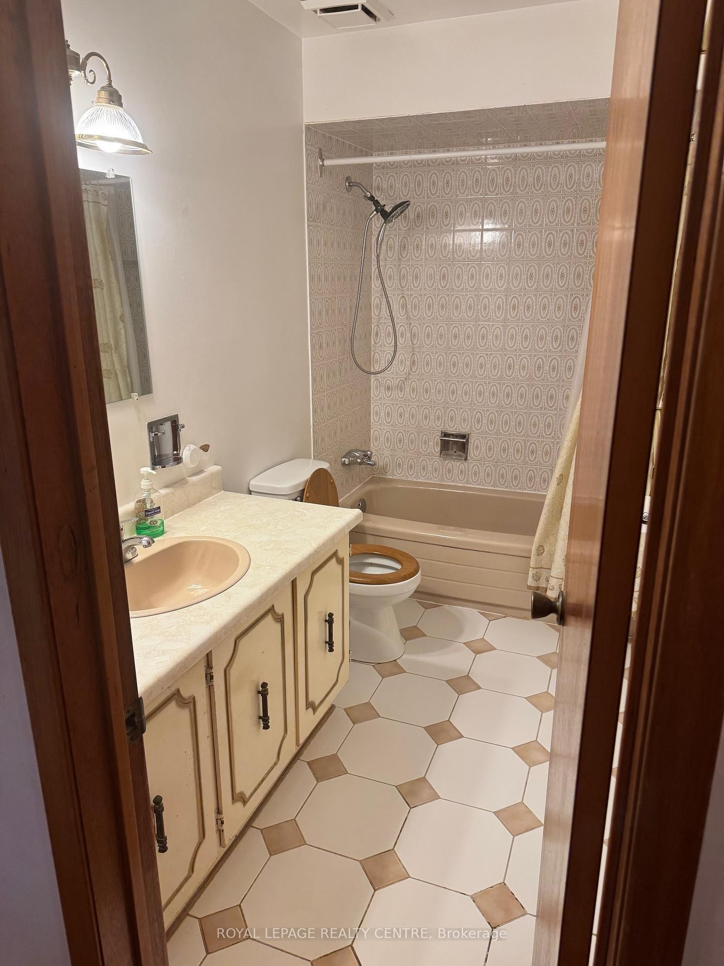 Main-2409 Culver Way, Mississauga, ON