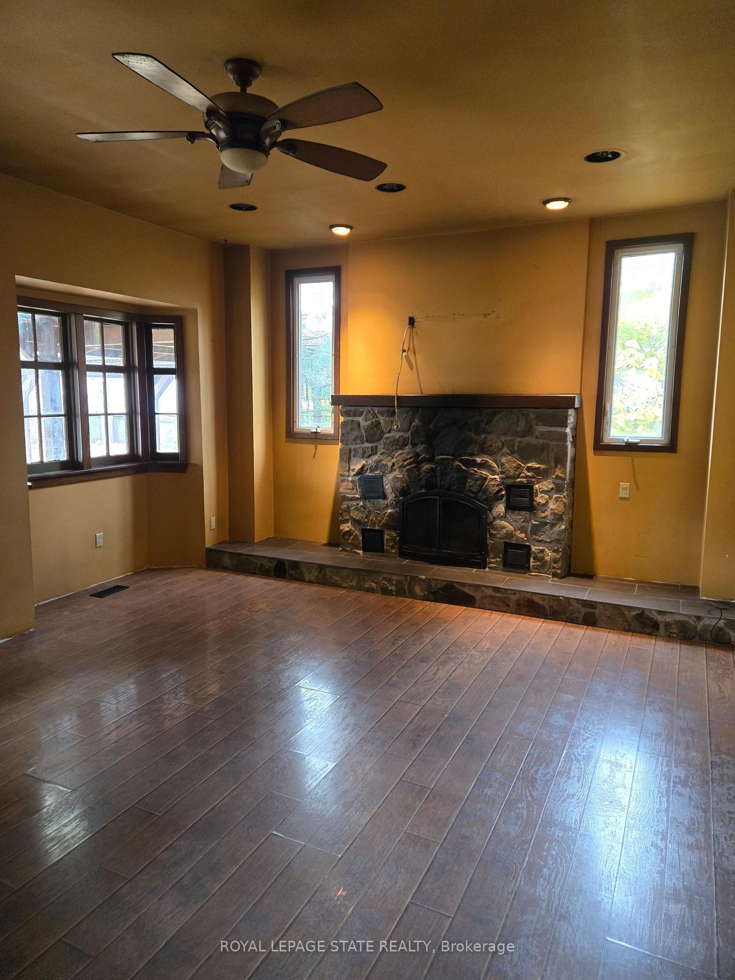 164 Thorold Road, Welland, ON - Indoor Photo Showing Other Room With Fireplace