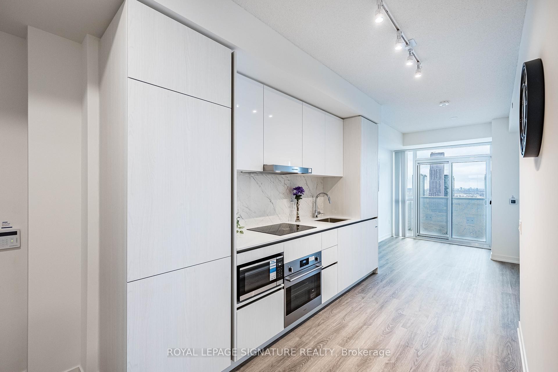 3007-8 Interchange Way, Vaughan, ON - Indoor Photo Showing Kitchen
