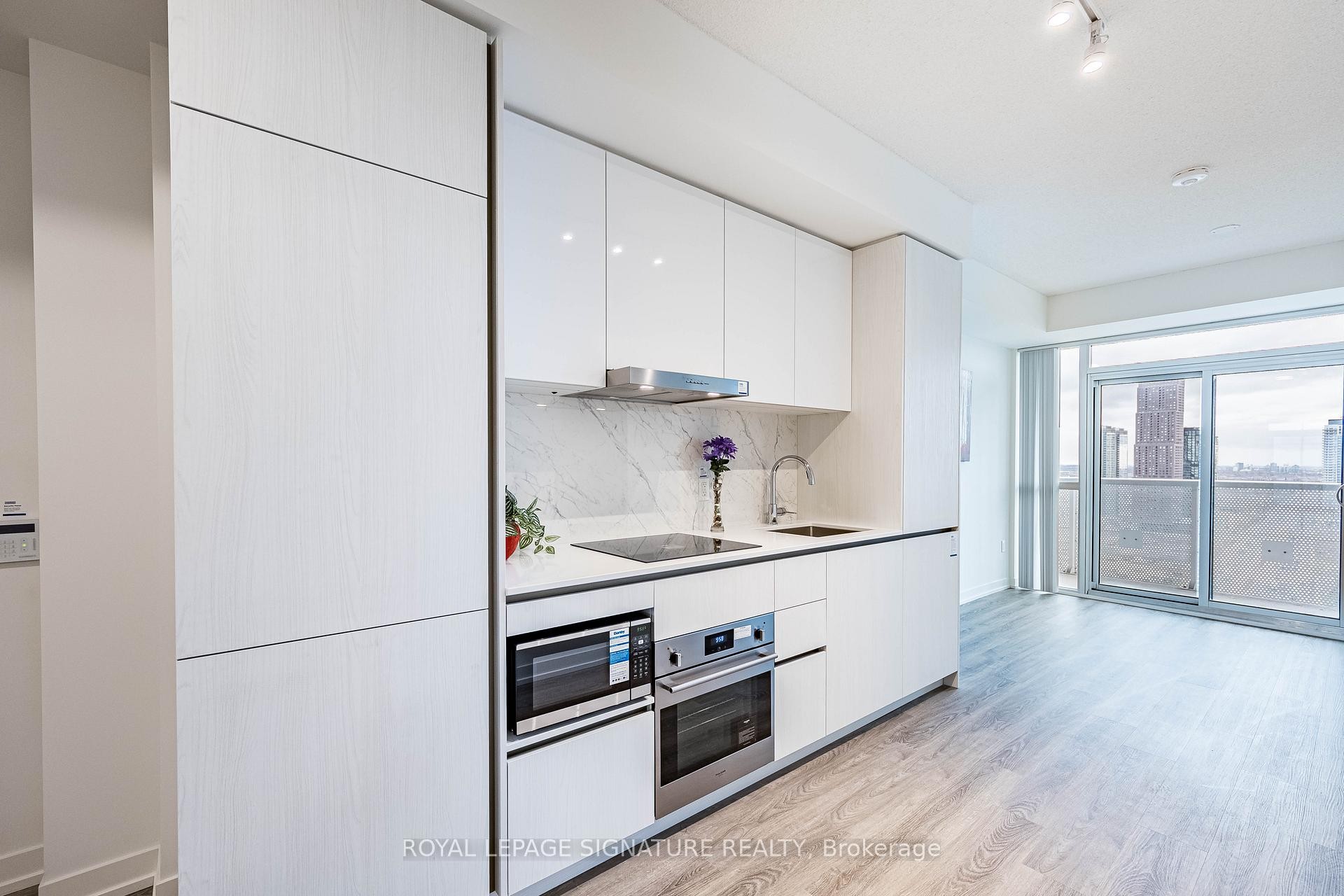 3007-8 Interchange Way, Vaughan, ON - Indoor Photo Showing Kitchen