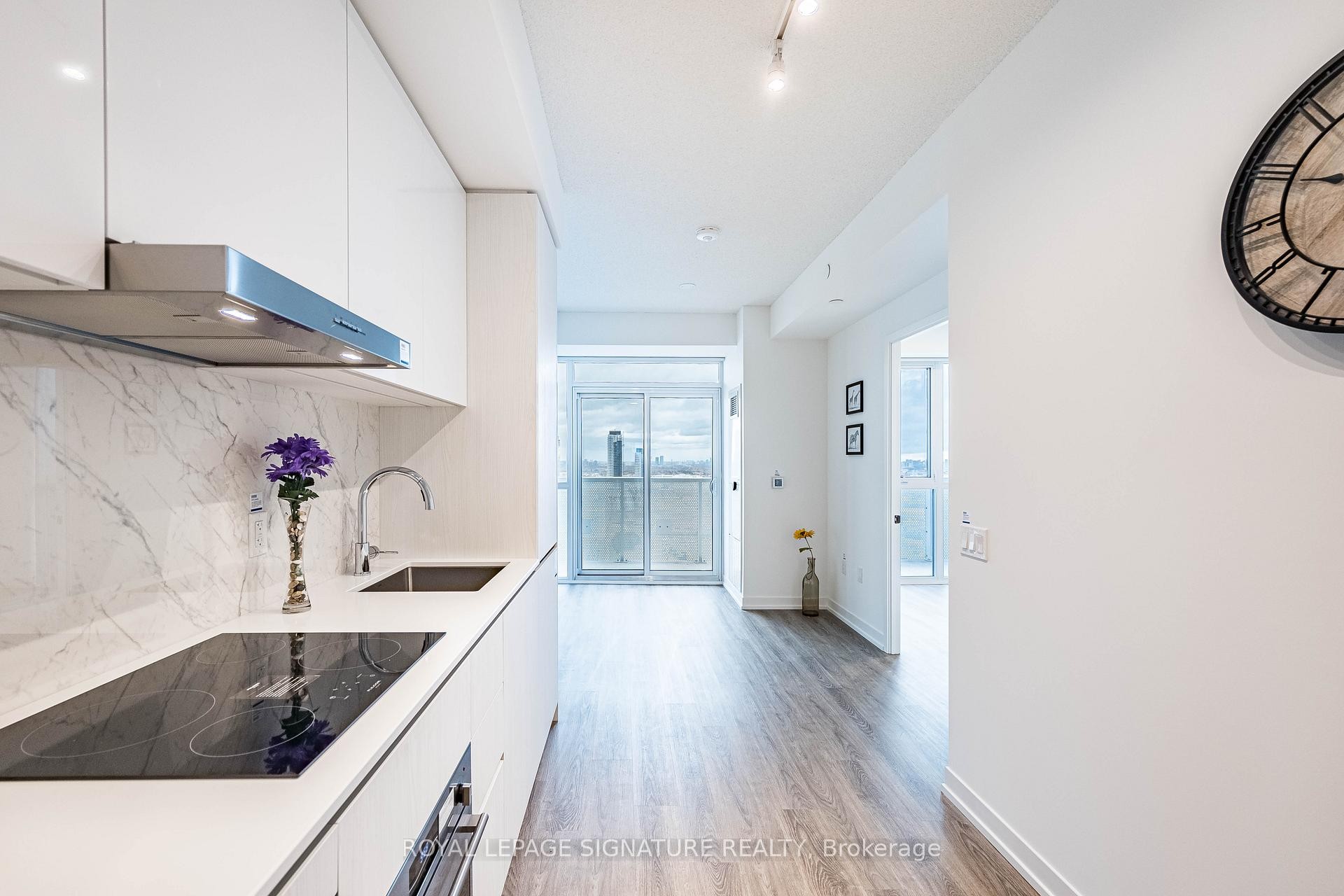 3007-8 Interchange Way, Vaughan, ON - Indoor Photo Showing Kitchen