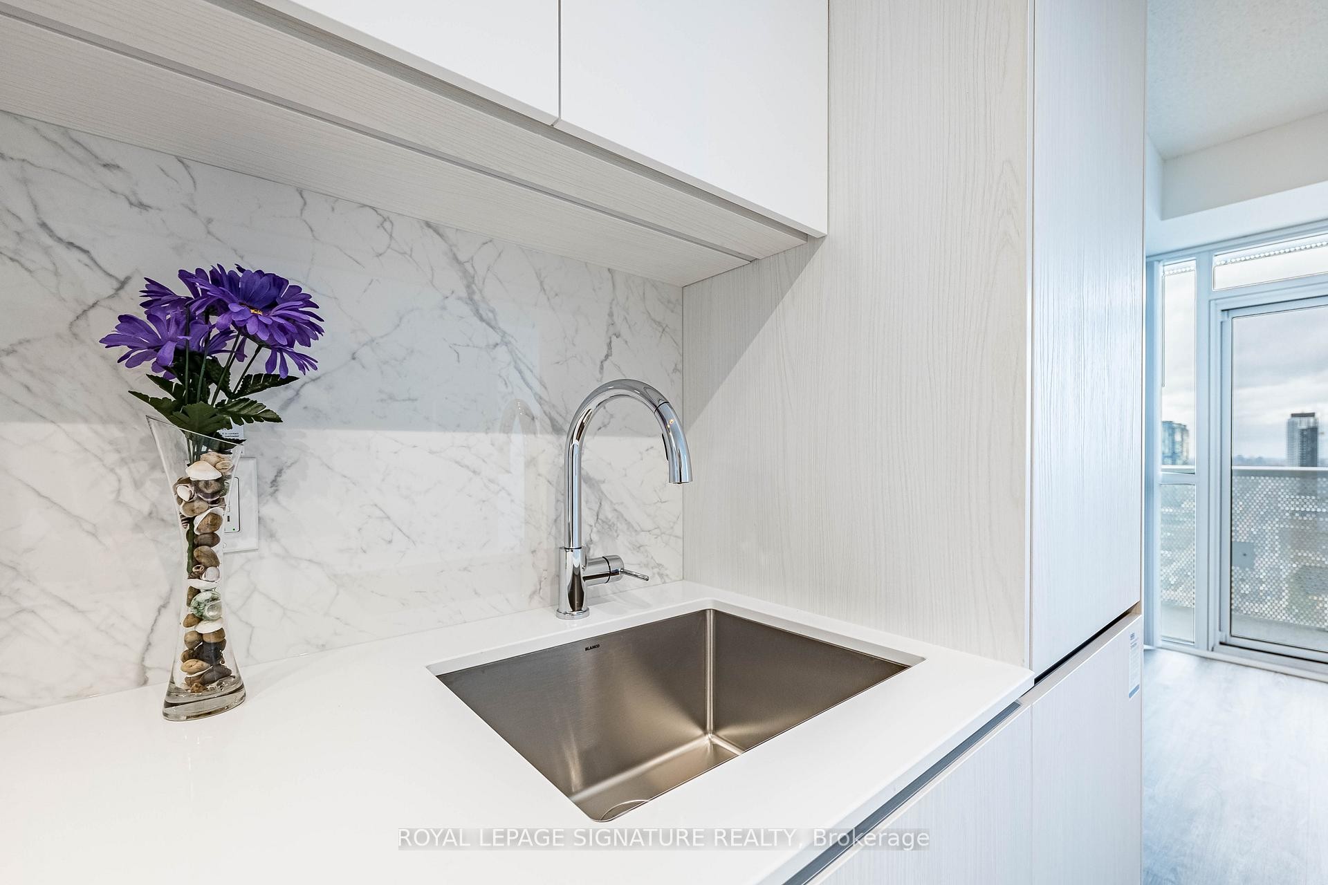 3007-8 Interchange Way, Vaughan, ON - Indoor Photo Showing Kitchen