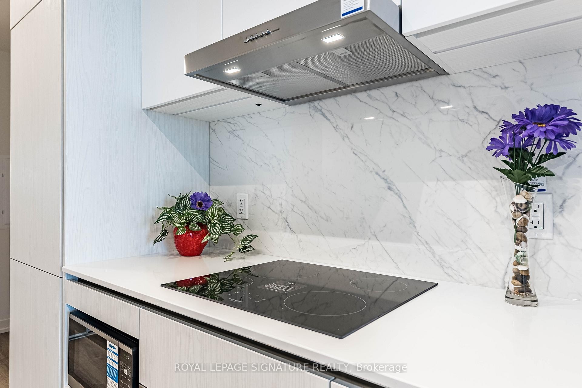 3007-8 Interchange Way, Vaughan, ON - Indoor Photo Showing Kitchen