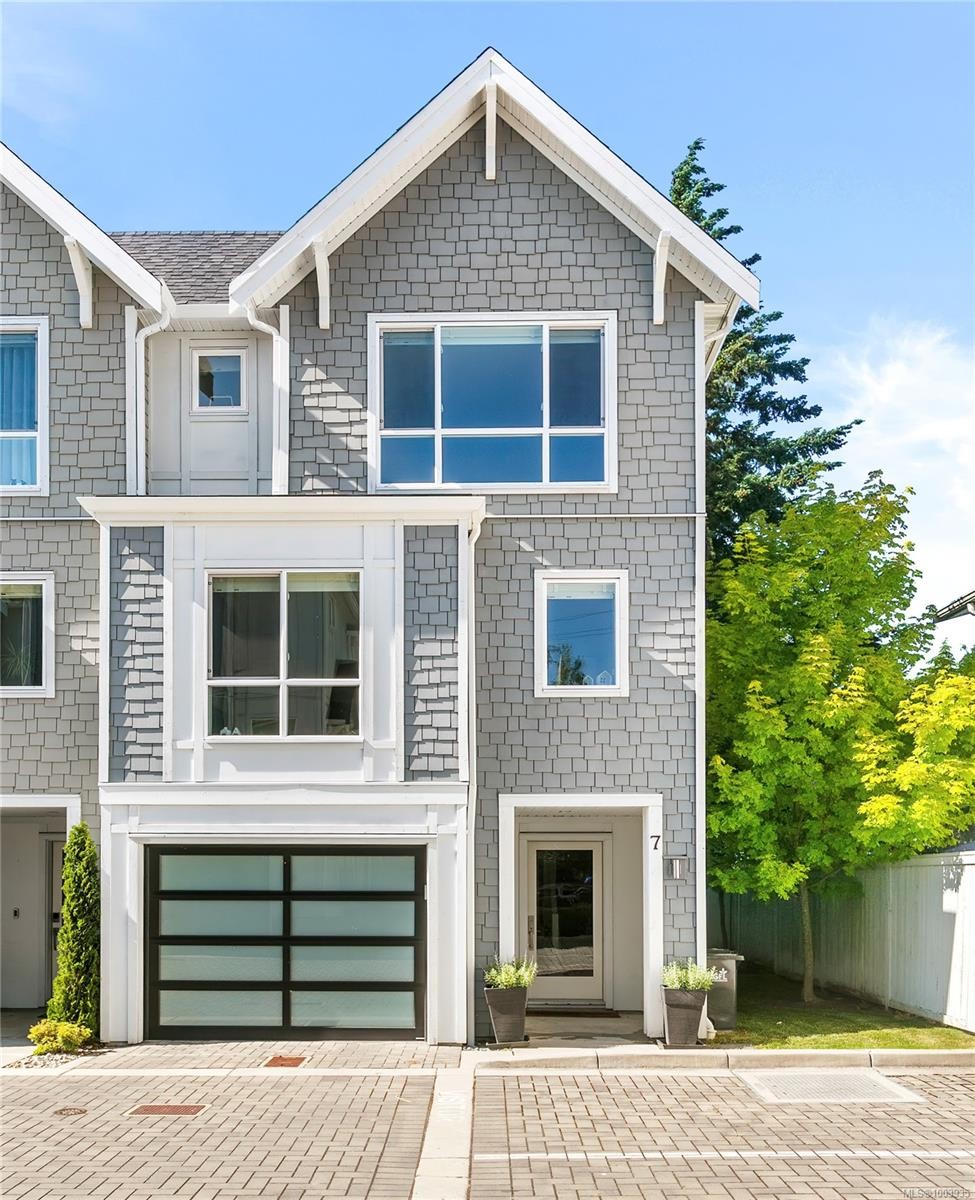 7-1032 Cloverdale Ave, Saanich, BC