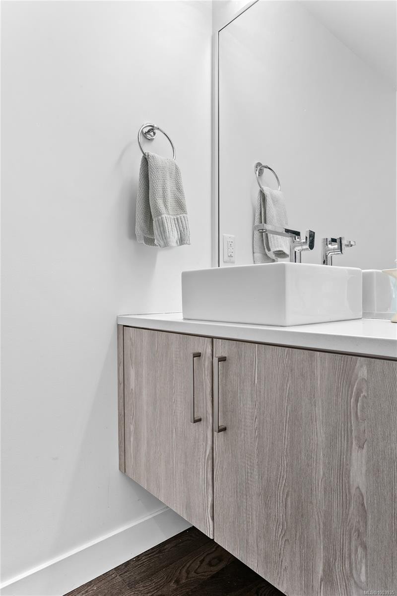 7-1032 Cloverdale Ave, Saanich, BC