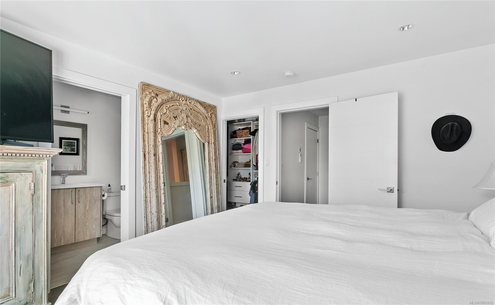 7-1032 Cloverdale Ave, Saanich, BC