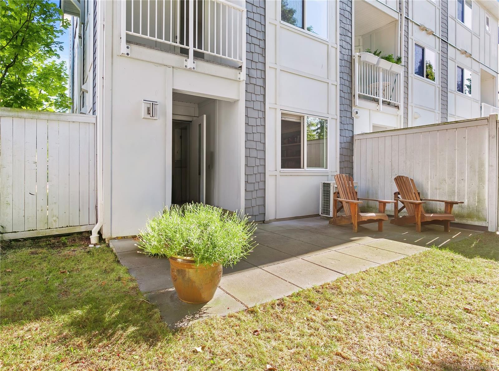 7-1032 Cloverdale Ave, Saanich, BC