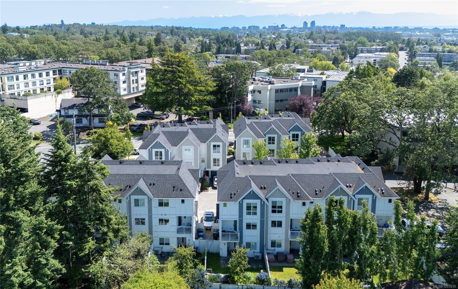 7-1032 Cloverdale Ave, Saanich, BC